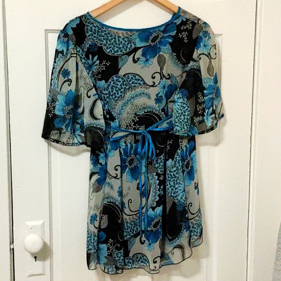 Reitmans blouse in Size XL. Blue and black, 100% Polyester - Picture 4 of 4